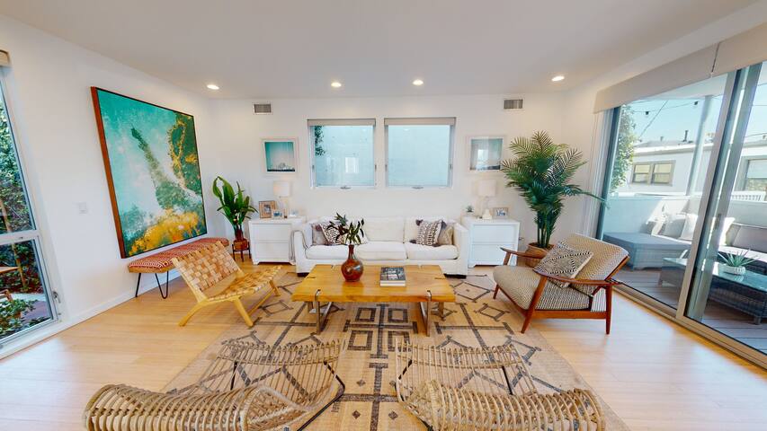 Hip Modern Architectural Loft Home By The Beach gallery image 3