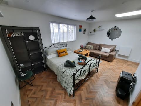Top Airbnb: Small Cabin, large personality. in Weymouth And Portland