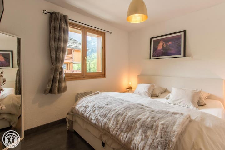 マスターベッドルーム、キングサイズベッド180 × 200。
安全なベッド、収納の可能性。