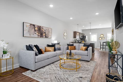 Top performing Airbnb: Luxe 2BR Retreat | King Bed | Full Kitchen + WiFi in Clarksville