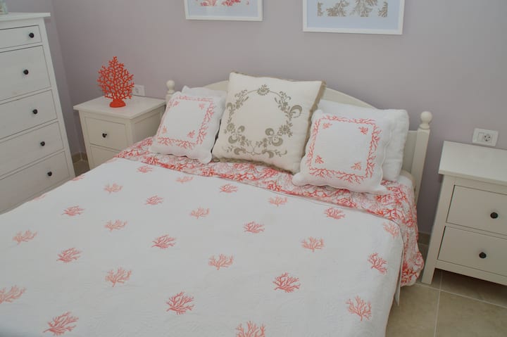 Villa Vadisha tiene dos dormitorios con camas dobles para que puedas descansar cómodamente