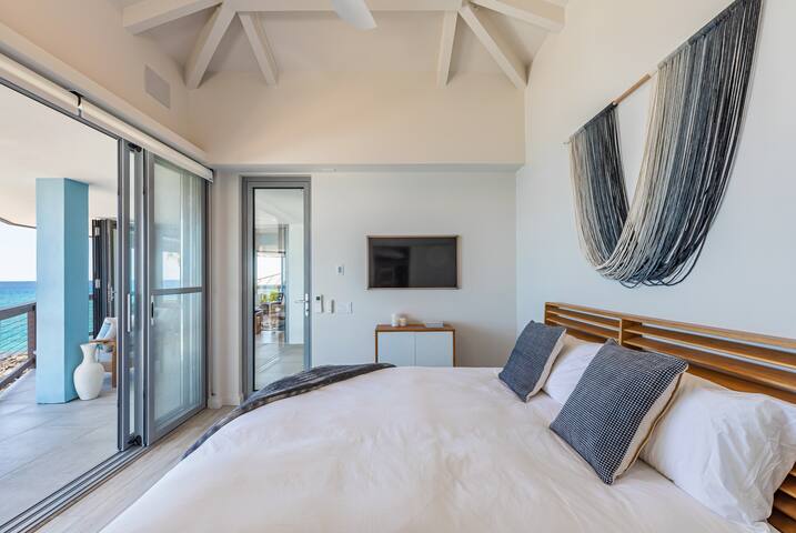 Mele Kai Kona – Luxe Oceanfront Property with Pool gallery image 2