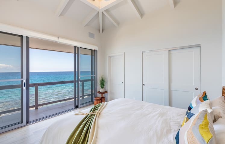 Mele Kai Kona – Luxe Oceanfront Property with Pool gallery image 4