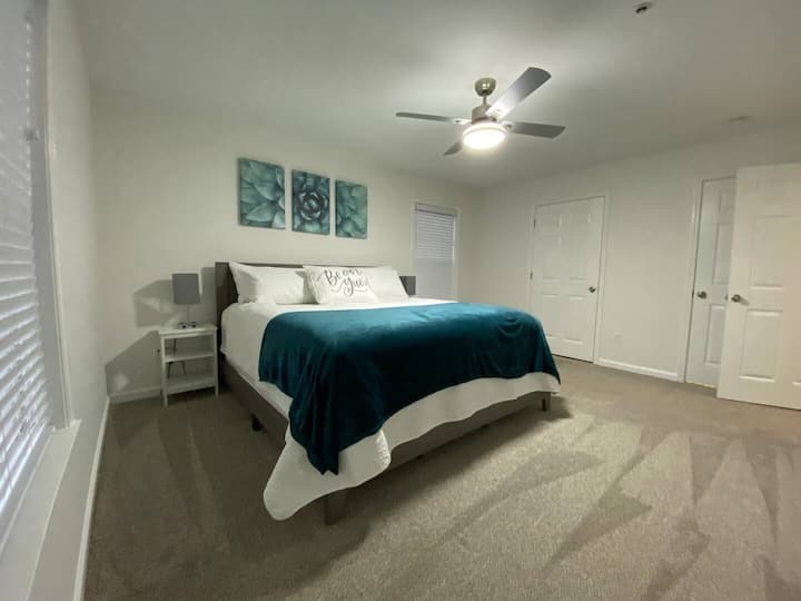 Cama tamaño king, ropa de cama incluida. 