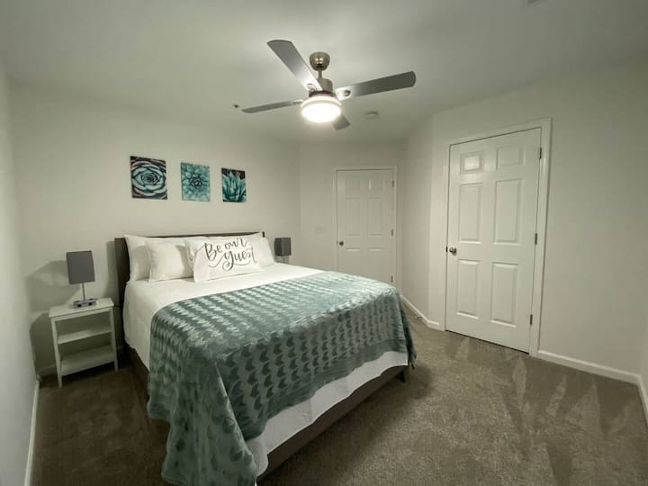 Cama tamaño queen, ropa de cama incluida.  