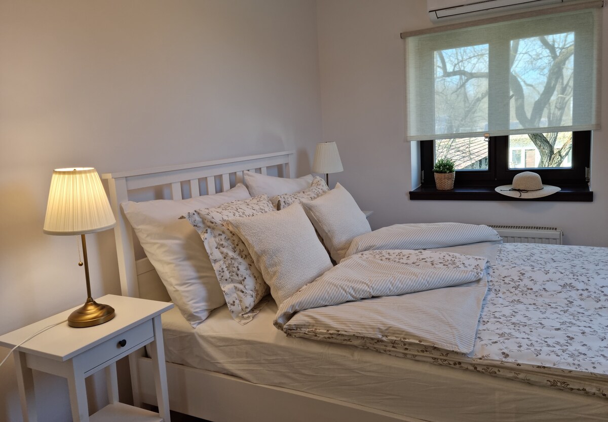 غرفة نوم لطيفة وهادئة