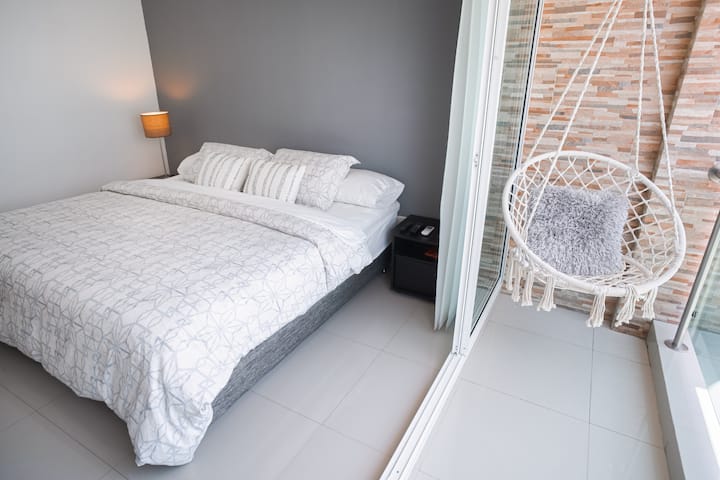 Habitación Mañanitas de Invierno
Esta cómoda habitación cuenta con 1 cama queen size, 4 almohadas y 2 cojines para su confort. Asi mismo encontrarás un sillon colgante donde podras disfrutar del balcón. 
-Tiene Aire Acondicionado
- toallas y sabana