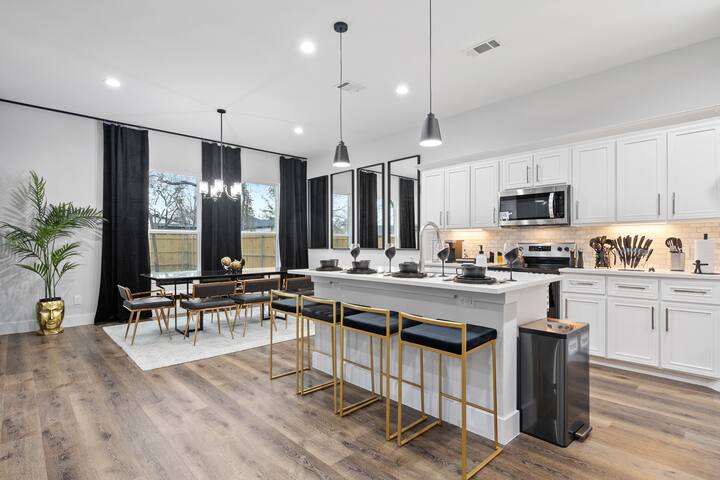 12 Bed home 8 Mins from Downtown gallery image 3