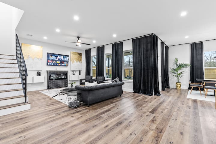 12 Bed home 8 Mins from Downtown