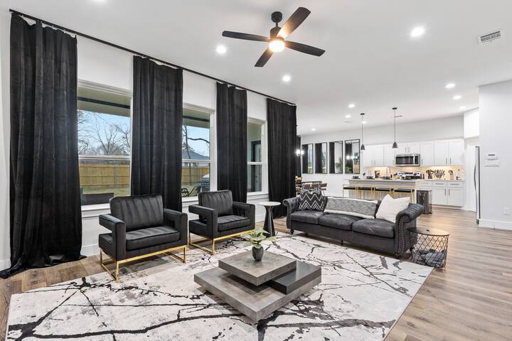 12 Bed home 8 Mins from Downtown gallery image 2