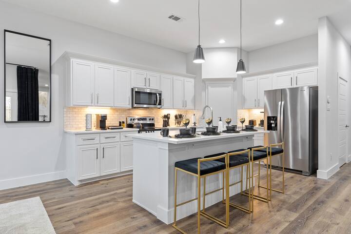 12 Bed home 8 Mins from Downtown gallery image 4