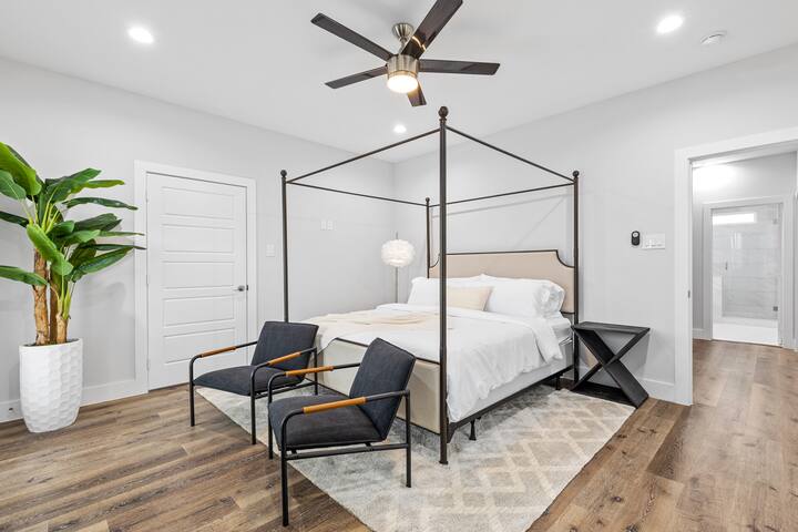 12 Bed home 8 Mins from Downtown gallery image 5