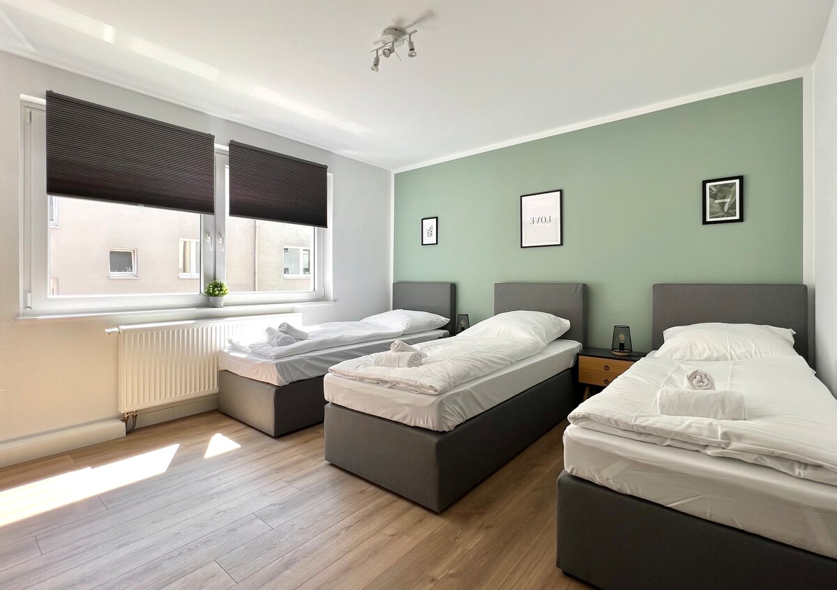 غرفة نوم واحدة مع 3 أسرّة زنبركية مريحة 90 × 200 للحصول على نوم جيد.