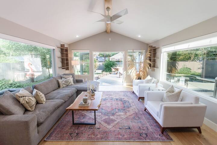 South Congress Bungalow w/ Pool & Hot Tub gallery image 4