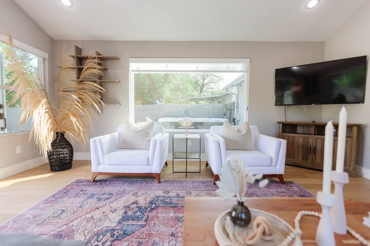 South Congress Bungalow w/ Pool & Hot Tub gallery image 5