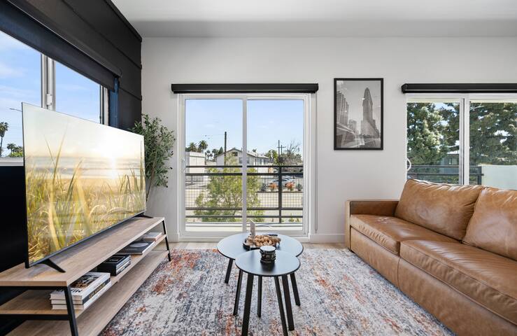 Spacious 9BR Mid City Near USC gallery image 4