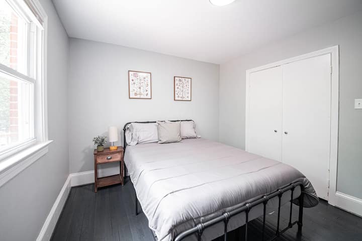 Dyshek i rehatshëm me shkumë Memory, komodinë pranë krevatit, dritë nate me karikues usb, komodinë për ruajtjen e leckave, dollap me varëse, grila të errëta dhe shtroja dhe jastëkë shtesë. 