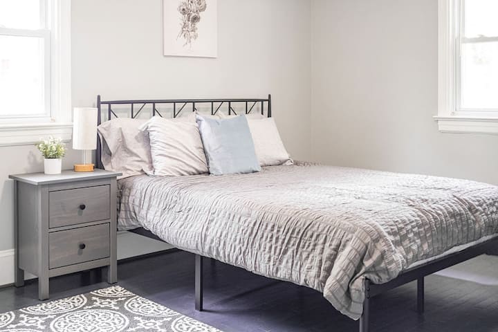 Dhoma kryesore e gjumit ka një krevat dopio "queen" me dyshek me shkumë memorieje. Çdo dhomë gjumi ka tavolinë anësore me abazhur pranë krevatit, komodinë dhe varëse rrobash në dollap për ruajtje. Dhoma kryesore e gjumit ka banjë të plotë jashtë dhomës së gjumit.