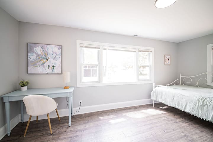 Studjoje një dhomë shtesë. Dhoma e gjumit përmban një krevat dite me madhësi të plotë dhe një krevat dopio është shtuar për një person shtesë. 