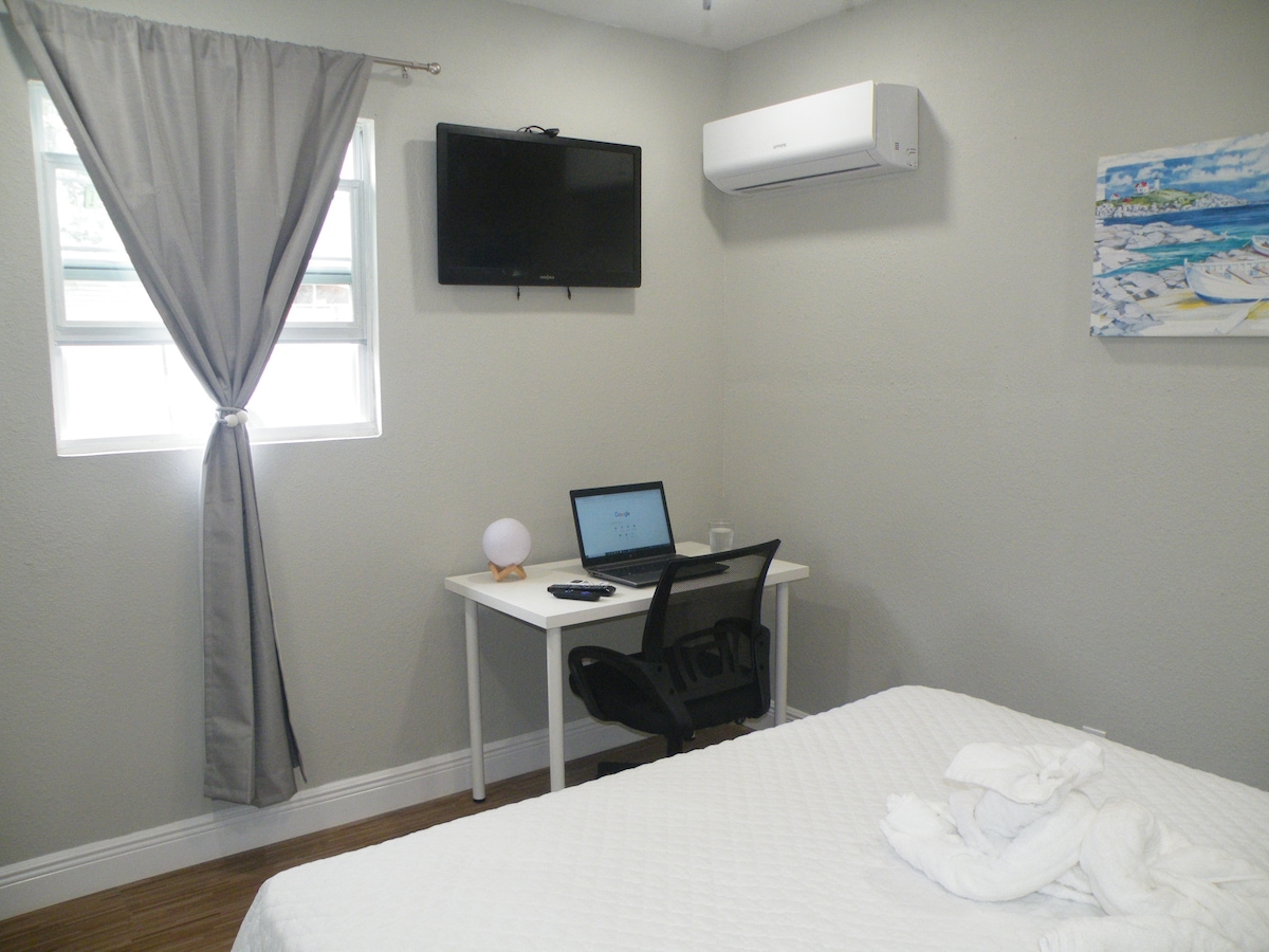 快速无线网络连接、工作空间、Roku电视、空调和标准双人床