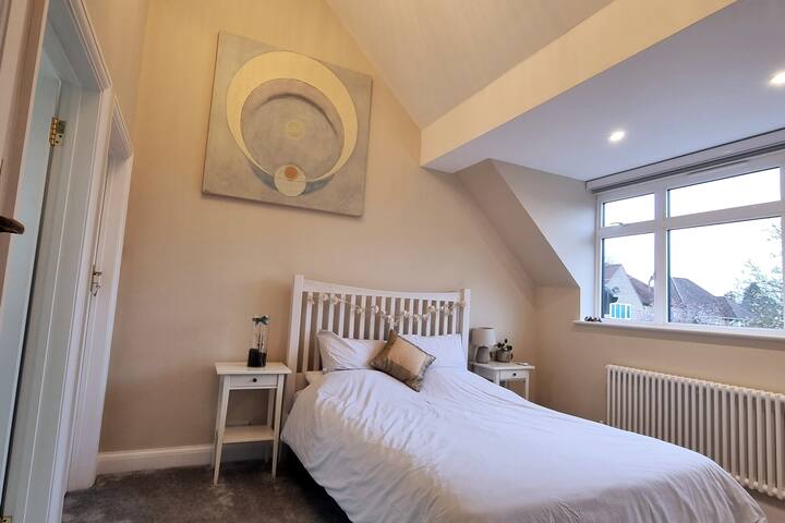 Chambre avec lit King Size, armoire et douche/WC attenants