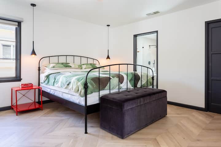Quarto principal com cama king Califórnia, guarda-roupa separado, cômoda, luz de leitura, persianas blackout