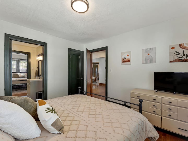 Première chambre avec accès à la salle de bain attenante