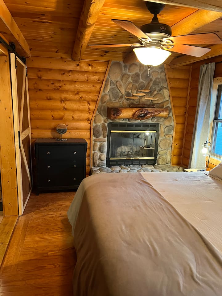 تحتوي غرفة النوم الأساسية على خزانة ملابس ومكان لتعليق الملابس. 