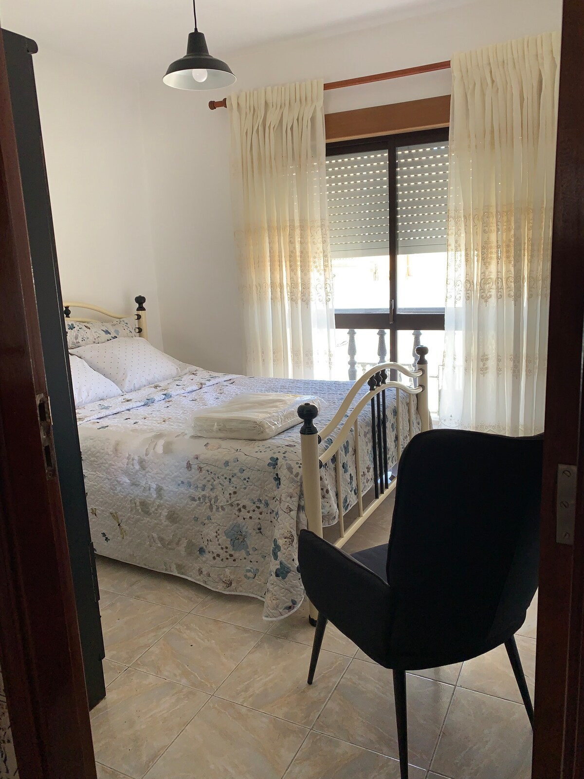 Spavaća soba s Juliette balkonom