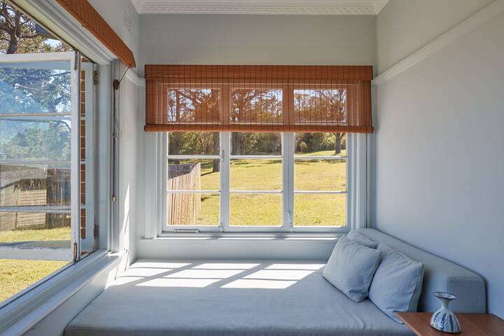 Cosy 3 Bedroom Cottage with Harbour Views gallery image 2