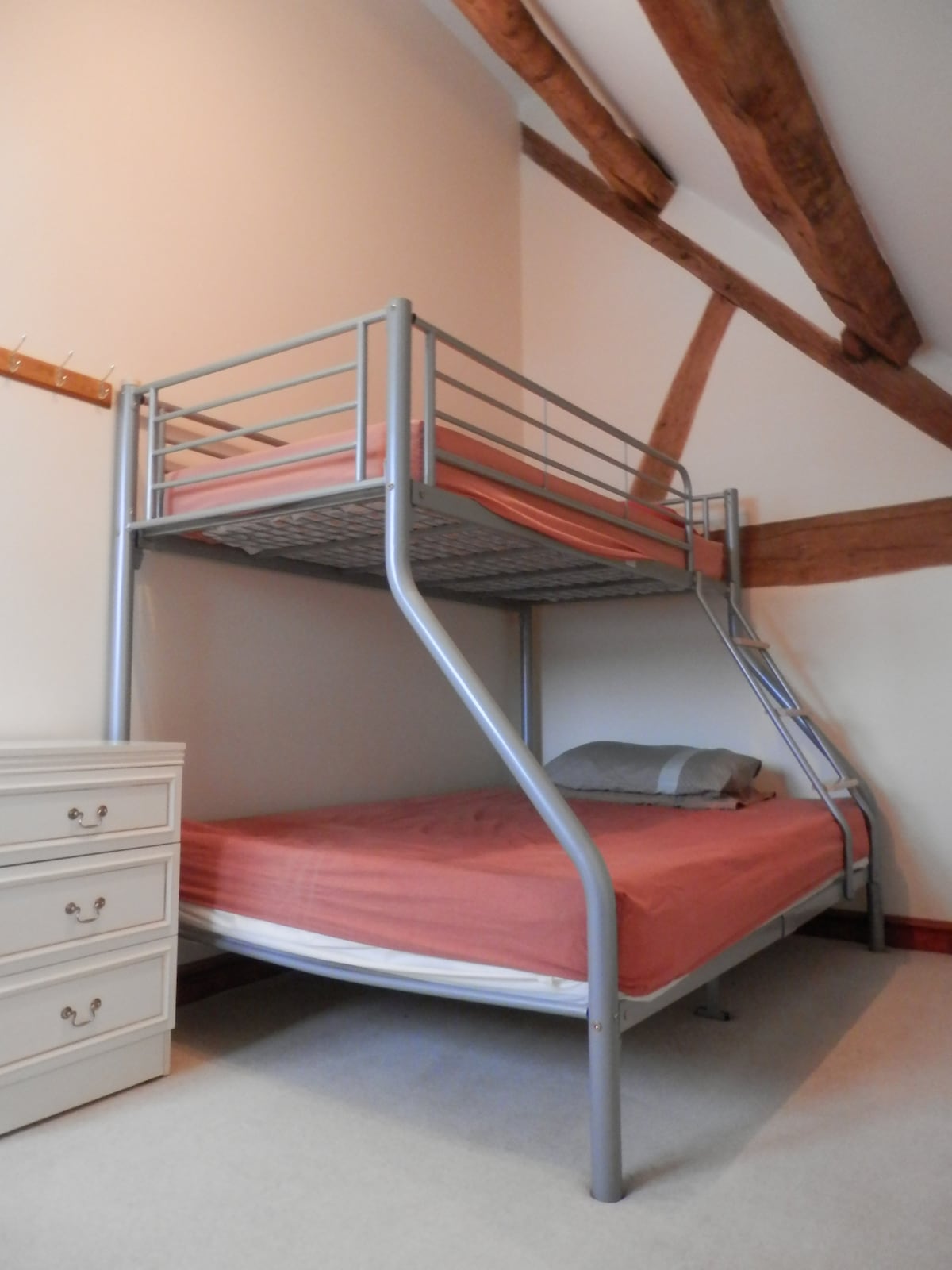 4间卧室（另外两张单人床）