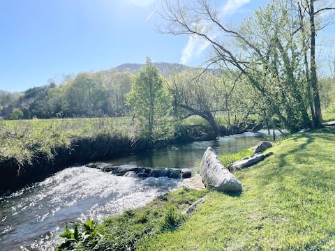 Popular Airbnb listing: Creekside Charmer near I-26 w/ POOL TABLE in Johnson City