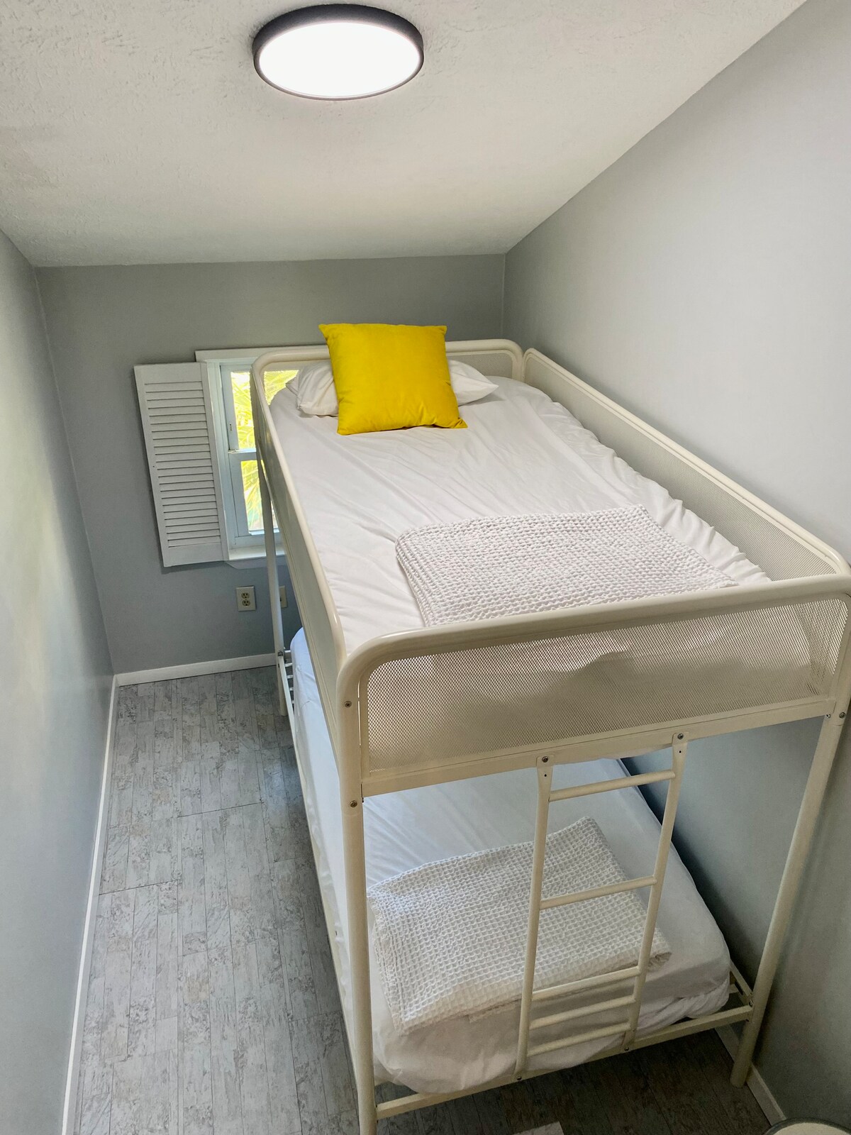 Qoshe shtesë në dhomën e fjetjes, gjithsej 5 krevate dopio për fëmijët!