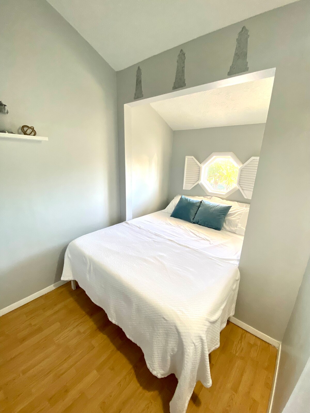 Dhoma e gjumit #3 me krevat dopio "queen" në këndin e rehatshëm!