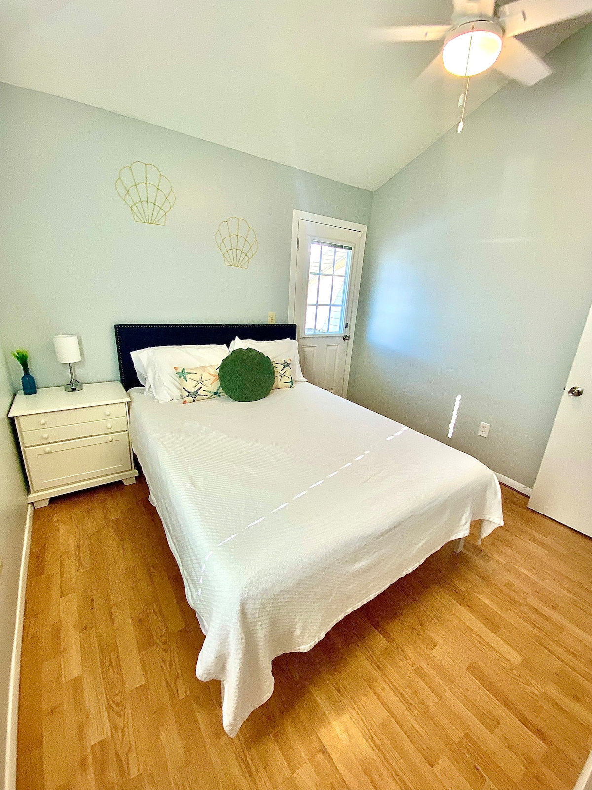 Dhoma e gjumit #2 me krevat dopio "queen",  dollap dhe shëtitje drejt zonës së ndenjëseve në verandën e sipërme.