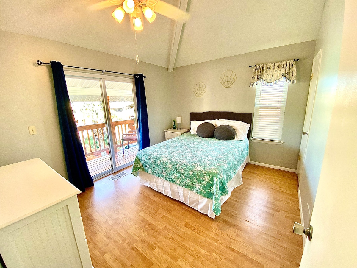 Dhoma e gjumit #1 me krevat dopio "queen", dollap dhe ballkon privat.