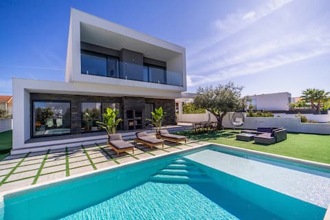 Modern Villa for 8 with Pool Near Golf & Beaches