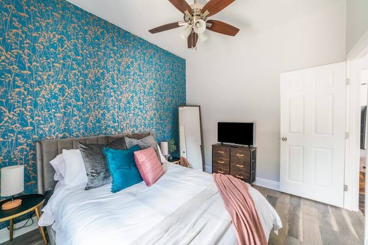 Umechoka kutoka safarini?

Lala katika nafasi nzuri huku ukifunga macho yako.