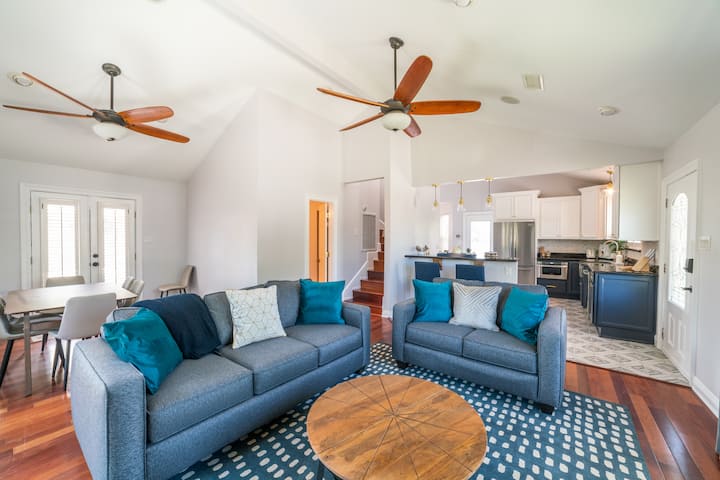 Kubali roho ya mshikamano katika sebule yetu, sehemu iliyoundwa ili kuwezesha uhusiano, mazungumzo na matukio ya pamoja. 