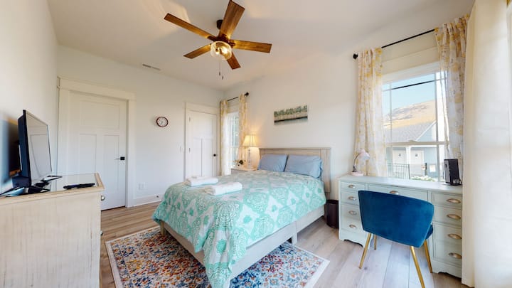 Habitación de invitados en el nivel principal con un baño adjunto