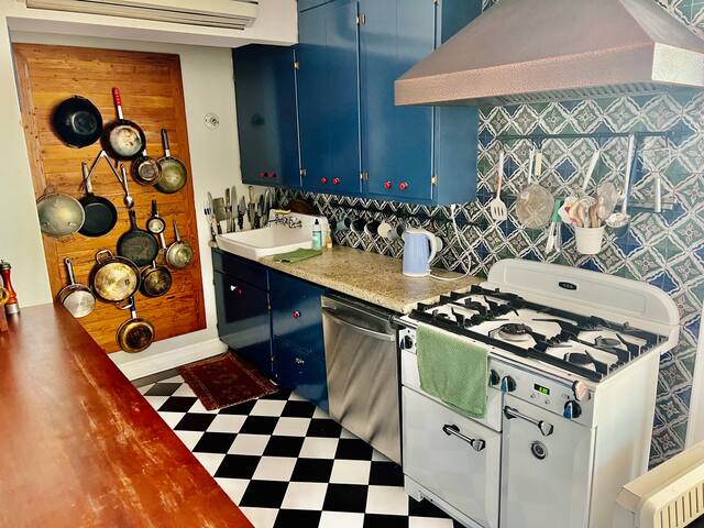 Downtown 4 Bedroom Garden Duplex in Historic Area gallery image 4