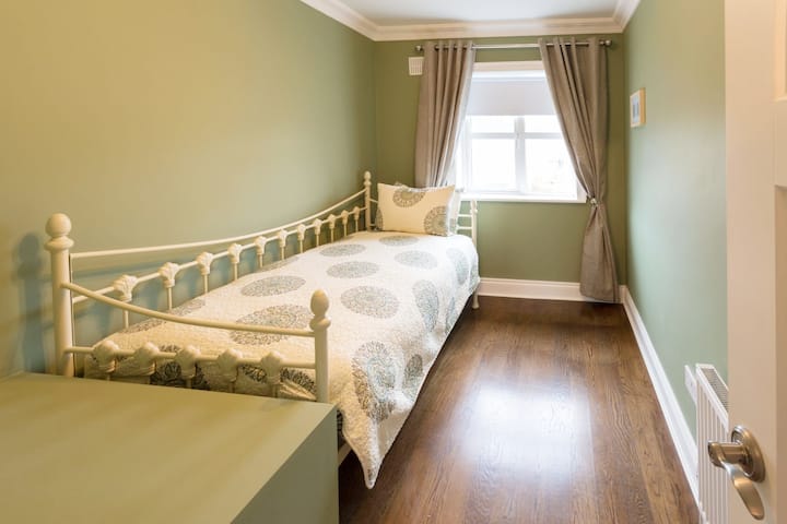 The Single room with lovely comfortable bed 