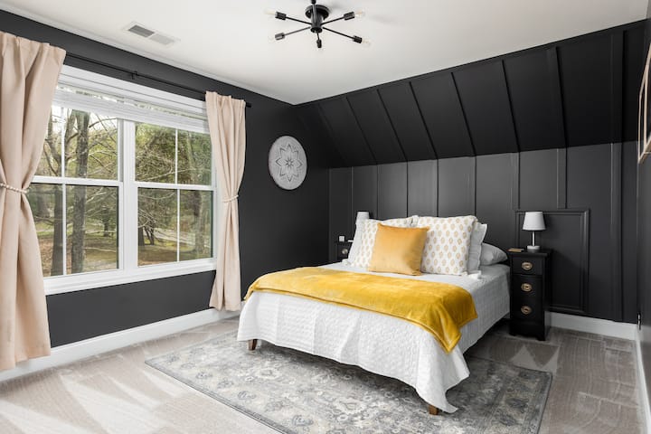 楼上的客房，标准双人床，令人难以置信的自然景观，全身镜，风扇，但这个房间没有梳妆台或电视，壁橱里有衣架和架子，还有桌子可供您放置物品