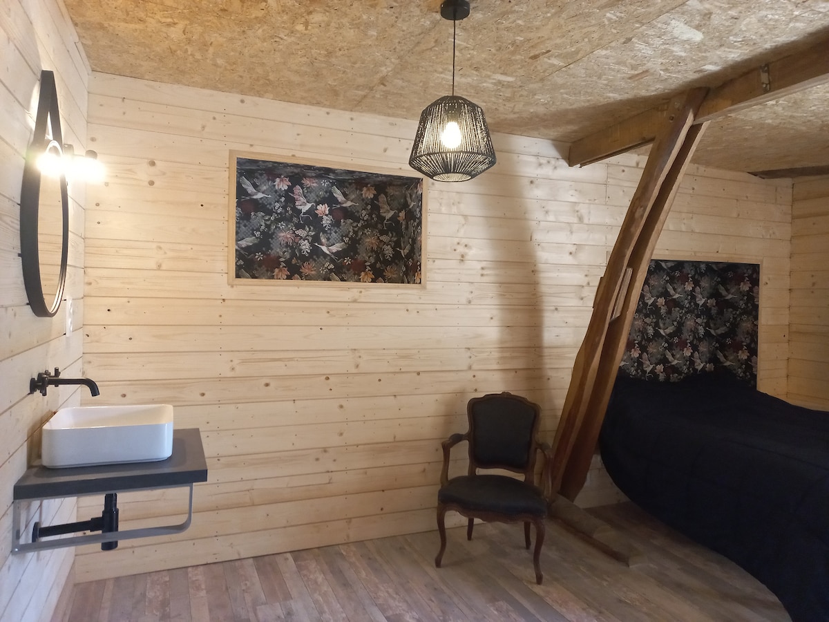 Slaapkamer 3 met 1 140 bed en wastafel en balkon