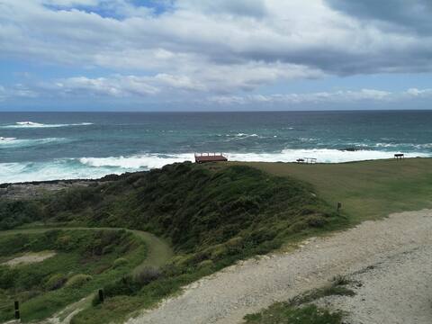 Angler's Paradise Family Loghouse with a view!