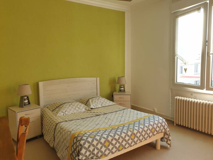 Comfortable bedroom for 24 hours of Le Mans Bed and breakfasts for