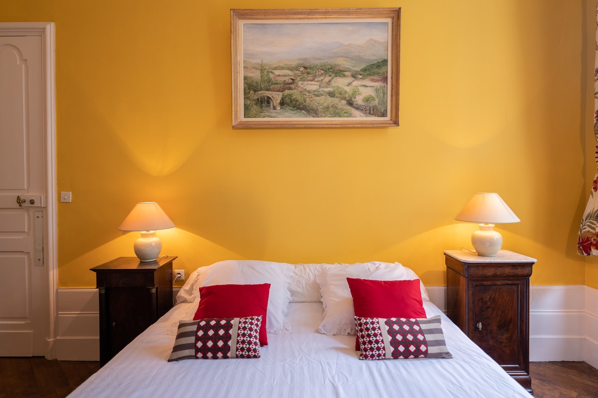 Bienvenue dans votre chambre avec  lit double ,160x200 et matelas mémoire de forme . Couvertures supplémentaires  si besoin.
 Petit coin salon :  repos tisanes, lectures à disposition... 
  cheminée en marbre,  parquet et  mobilier d époque . 