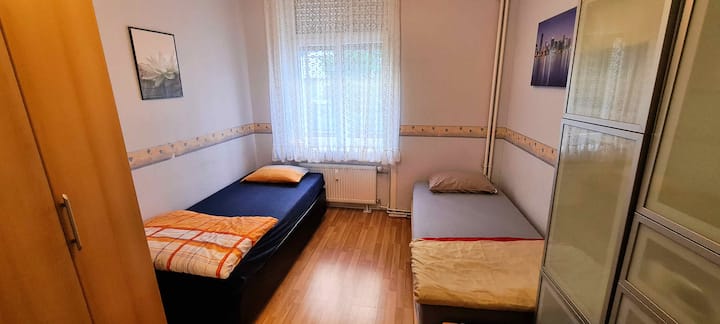 В нашата втора спалня ще намерите две висококачествени легла, всяко с удобен размер от 200x90 см. Едното легло е с малко по - мек матрак, а другото - с леко по - твърд матрак.
