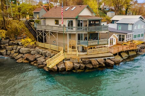Sea Breeze Lakefront Sandy Beach Cottage