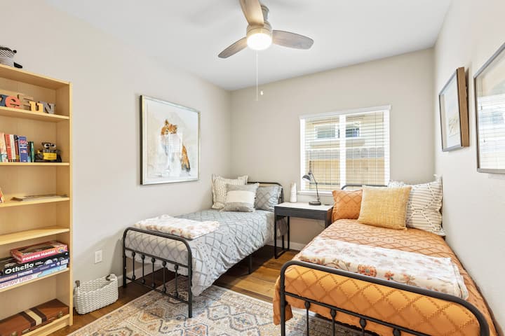 בחדר שינה 3 יש שתי מיטות.